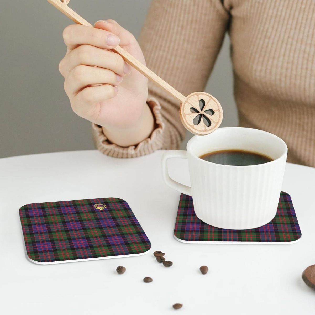 페이리 코스터스의 배지가 있는 맥도날드 및 맥도널드 클 - Macdonald Coffee & Espresso Equipment 리뷰 및 가격